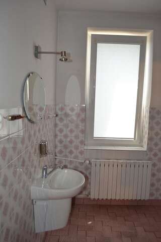 Мини-отель Zajazd Irina Белосток Семейный номер с общей ванной комнатой-2